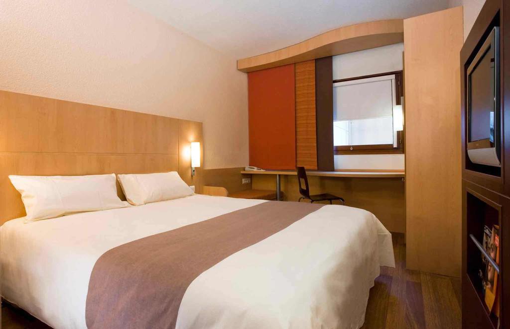 Ibis Basel Bahnhof Hotel Room photo
